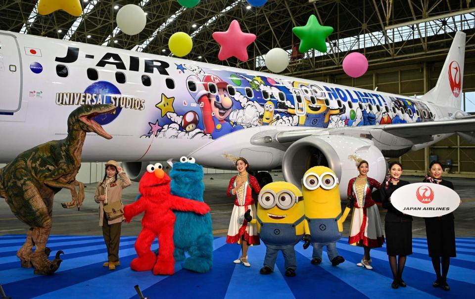 　ＵＳＪに登場するキャラクターをあしらった特別塗装機＝11日午前、大阪空港