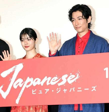 　映画をＰＲする蒔田彩珠（左）とディーン・フジオカ＝東京・新宿（撮影・棚橋慶太）