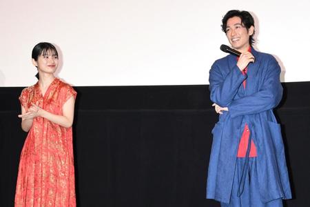 　完成披露舞台あいさつに出席した蒔田彩珠（左）とディーン・フジオカ＝東京・新宿バルト９（撮影・棚橋慶太）