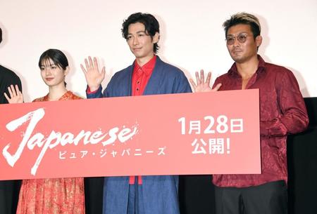 　フォトセッションで手を振る（左から）蒔田彩珠、ディーン・フジオカ、坂口征夫＝東京・新宿バルト９（撮影・棚橋慶太）