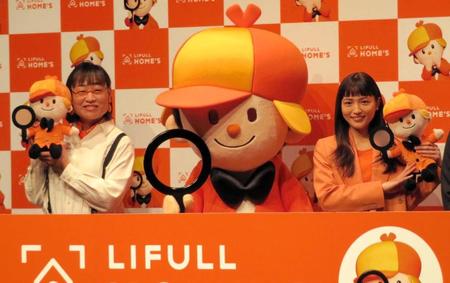 ホームズくんと並ぶ山崎静代（左）と川口春奈＝東京国際フォーラム