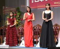 　第３３回　日本　ジュエリー　ベスト　ドレッサー賞を受賞した（左から）芦田愛菜、広瀬アリス、佐々木希＝東京ビッグサイト（撮影・堀内翔）