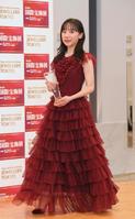 「第３３回　日本　ジュエリー　ベスト　ドレッサー賞」フォトセッションに登場する芦田愛菜＝東京ビッグサイト（撮影・堀内翔）