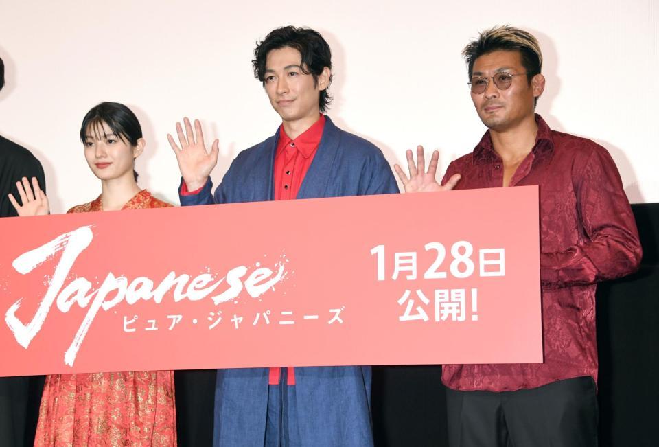 　フォトセッションで手を振る（左から）蒔田彩珠、ディーン・フジオカ、坂口征夫＝東京・新宿バルト９（撮影・棚橋慶太）