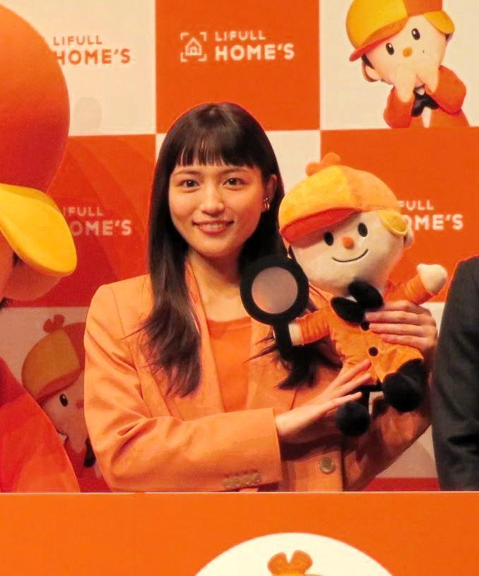 ホームズくんを抱える川口春奈＝東京国際フォーラム