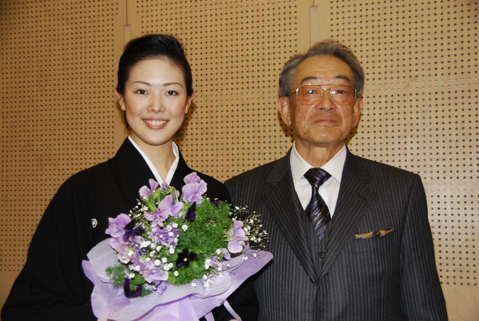 　宝塚音楽学校の卒業式に出席した広岡達朗氏（右）と孫の侑希子さん＝２００８年３月１日