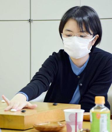 　女流名人戦予選の決勝で対局する仲邑菫二段（日本棋院提供）