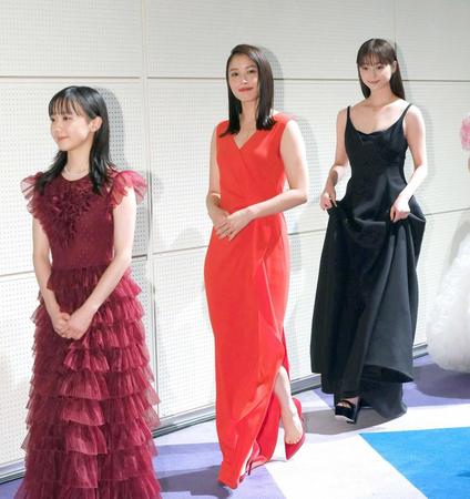 　「第３３回　日本　ジュエリー　ベスト　ドレッサー賞」授賞式に登場する広瀬アリス（中央）左は芦田愛菜、右は佐々木希