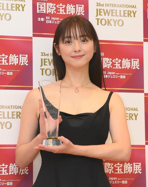 佐々木希 大胆肩出しドレスで魅了 夫 渡部の質問には 答えちゃいけないと言われ 芸能 デイリースポーツ Online