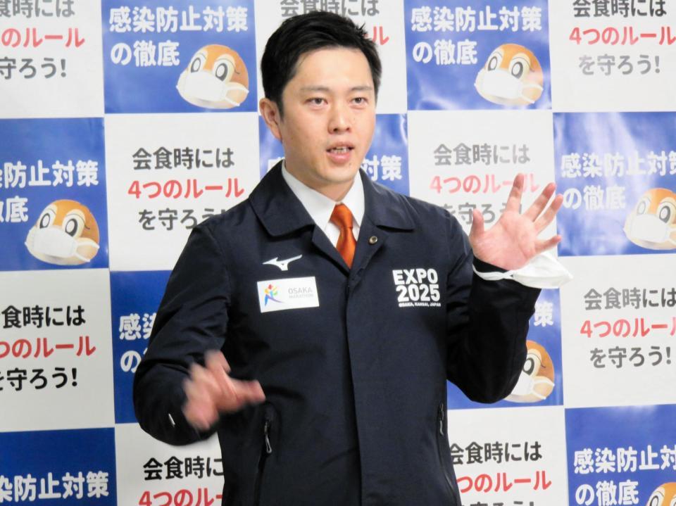 囲み会見に応じる吉村洋文大阪府知事＝大阪府庁