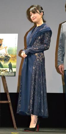 　レースから肌が見えるセクシードレスで登場した北原里英＝東京・神保町、岩波ホール