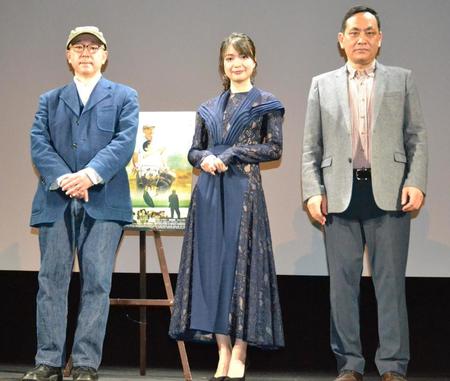 　映画「安魂」初日舞台あいさつに出席した（左から）日向寺太郎監督、北原里英、田原氏＝東京・神保町、岩波ホール
