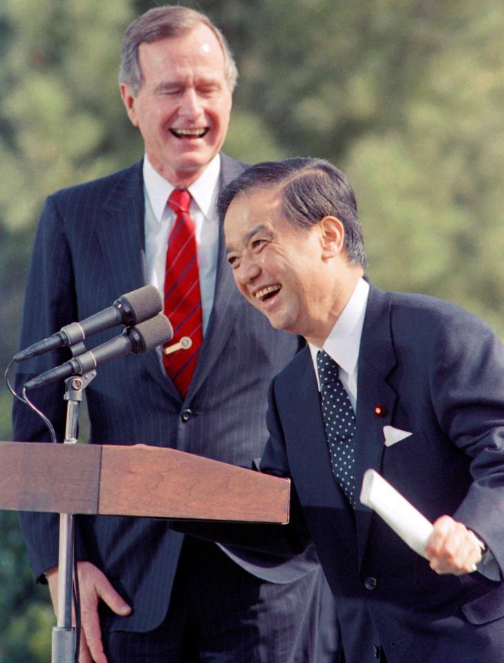 　１９９０年３月、ブッシュ（父）大統領（左）との首脳会談後に会見する海部俊樹首相（ＡＰ＝共同）