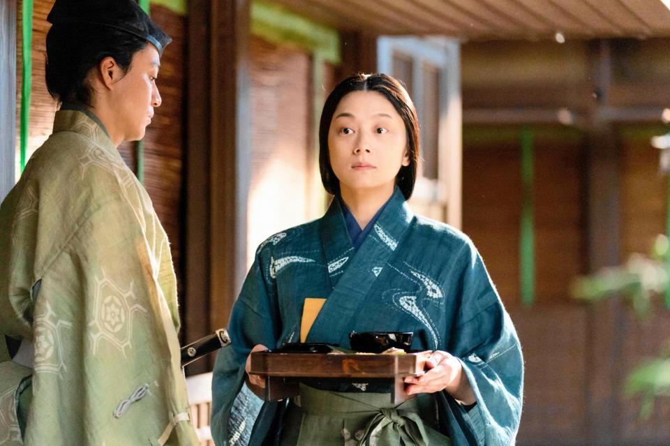 頼朝にぞっこんの様子の政子（小池栄子）に不安を覚える義時＝ＮＨＫ大河ドラマ「鎌倉殿の１３人」第２回から