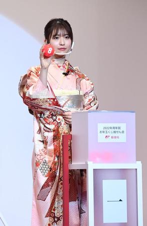 一の位の抽選を引く長濱ねる＝ＪＰタワーホール＆カンファレンス（撮影・園田高夫）