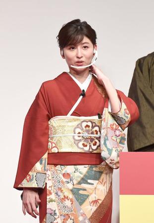 新年早々、首の寝違えに苦しんだことを話す宇賀なつみ＝ＪＰタワーホール＆カンファレンス（撮影・園田高夫）