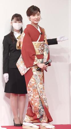 しっとり落ち着いた和装で登壇する宇賀なつみ＝ＪＰタワーホール＆カンファレンス（撮影・園田高夫）