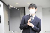 永瀬拓矢王座に敗れた藤井聡太竜王＝愛知県名古屋市