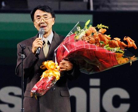 　「あぶさん」の引退式であいさつする水島新司さん＝２００９年１０月