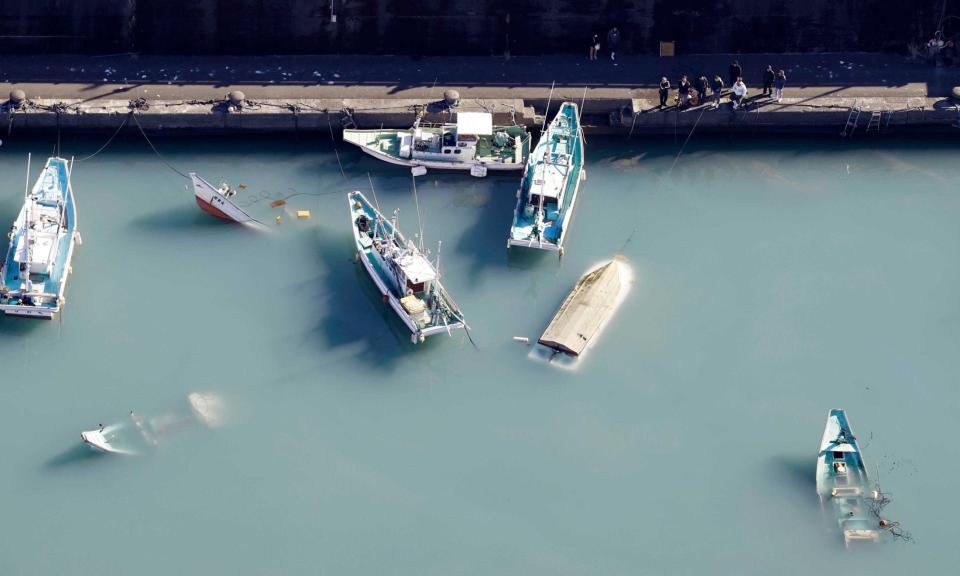 　複数の船が転覆したり、沈んだりした高知県室戸市の港（共同通信社ヘリから）