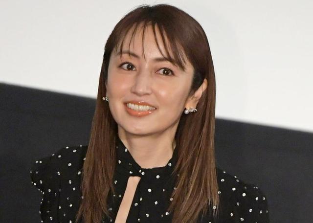 矢田亜希子 久しぶり私服 ダーク系エルメスにブーツイン おでこ出し髪も 可愛い 芸能 デイリースポーツ Online