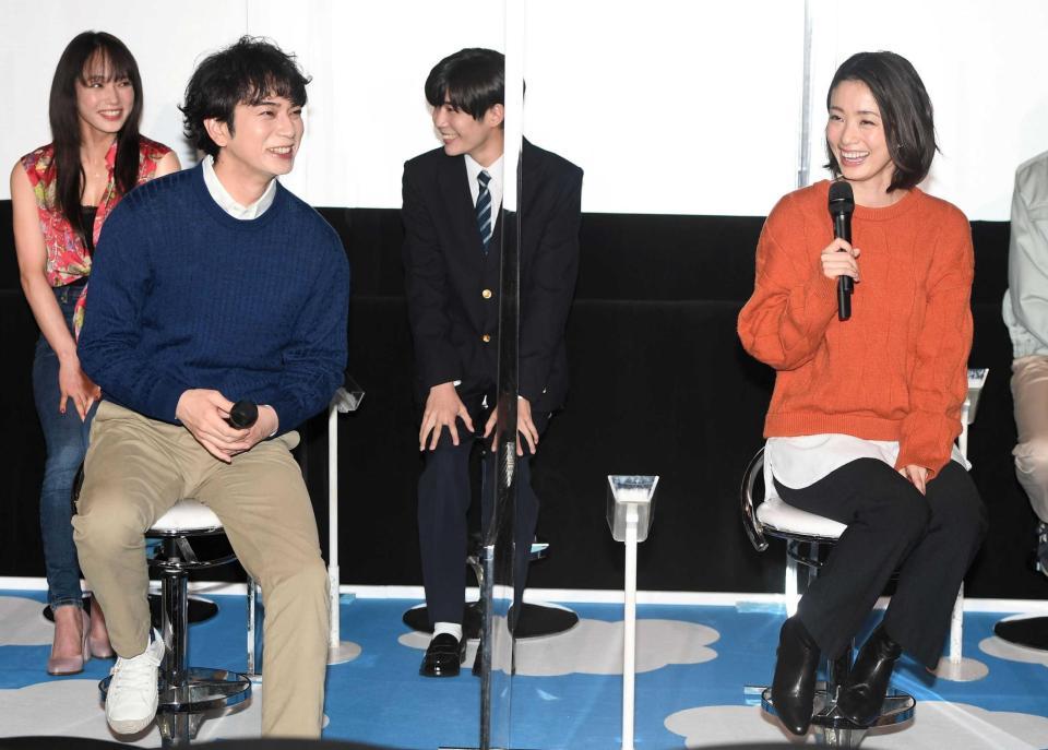 　トークで盛り上がる松本潤（左）と上戸彩（撮影・金田祐二）