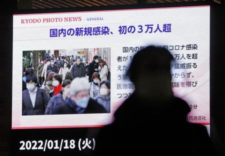 　新型コロナの国内感染者が３万人を超えたことを伝えるＪＲ博多駅の大型ビジョン