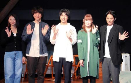 　４人芝居を披露する（左から）綺咲愛里、松島庄汰、谷佳樹、吉本実憂と演出の佐藤アツヒロ（右）