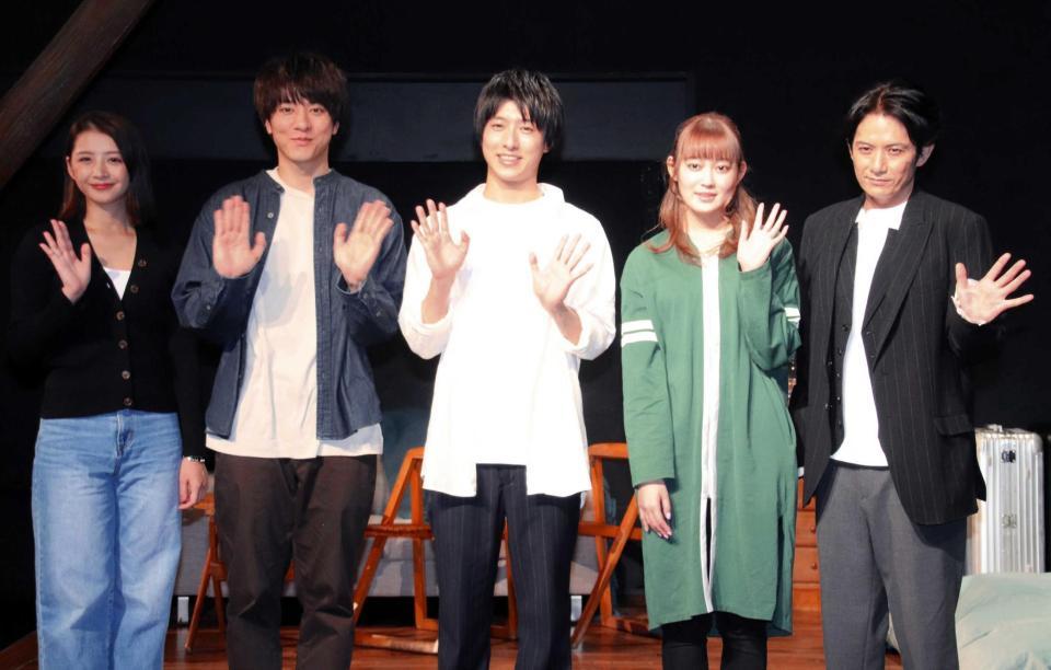 　４人芝居を披露する（左から）綺咲愛里、松島庄汰、谷佳樹、吉本実憂と演出の佐藤アツヒロ（右）