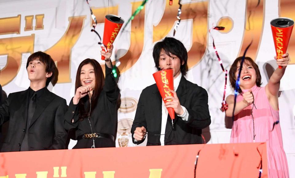 　特大クラッカーを発射する（左から）岩田剛典、篠原涼子、中村倫也、関水渚＝東京・丸の内ピカデリー（撮影・棚橋慶太）