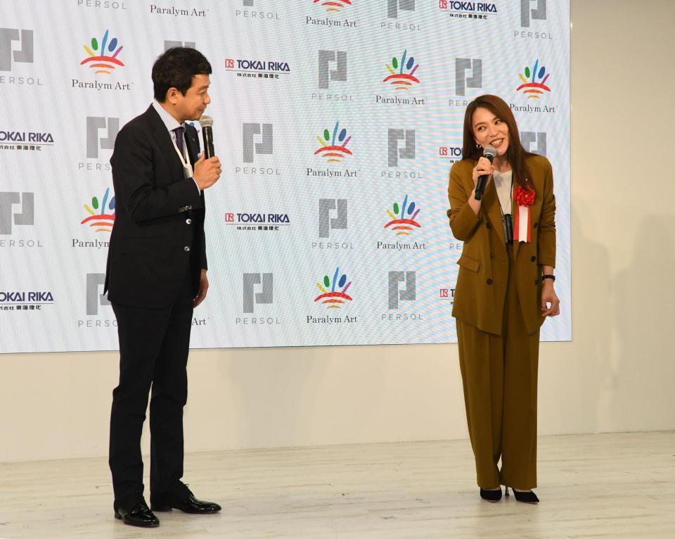 　パラリンアート表彰式で中山秀征（左）とトークをする今井絵理子氏＝東京・Ｆ　ｓｔｕｄｉｏ　ＳＨＩＢＵＹＡ（撮影・開出牧）