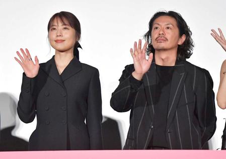 　客席に向かい手を振る有村架純（左）と森田剛＝東京・ＴＯＨＯシネマズ日比谷（撮影・伊藤笙子）