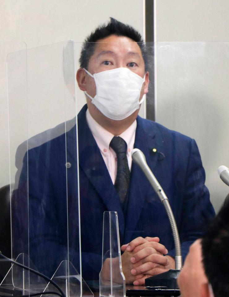 　判決後に記者会見する立花孝志被告＝東京・霞が関の司法記者クラブ