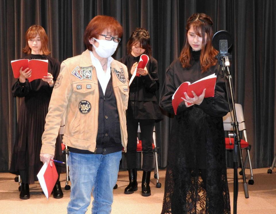 　塾生を指導する古川登志夫（左）＝東京・文化放送