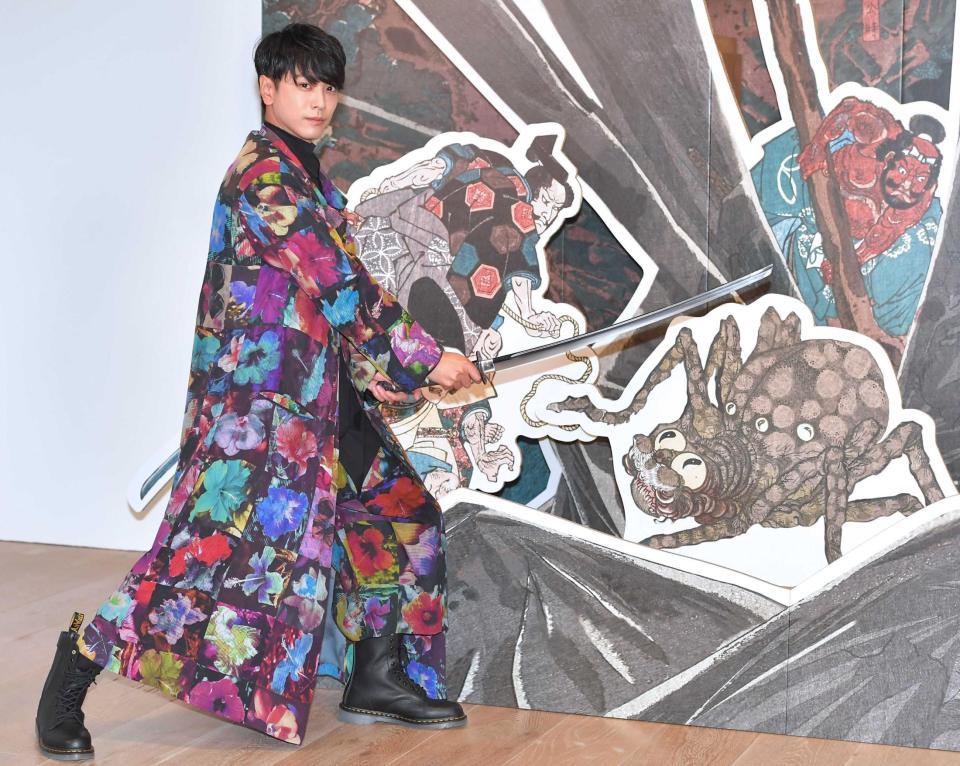 　刀を手にポーズを決める黒羽麻璃央（撮影・出月俊成）