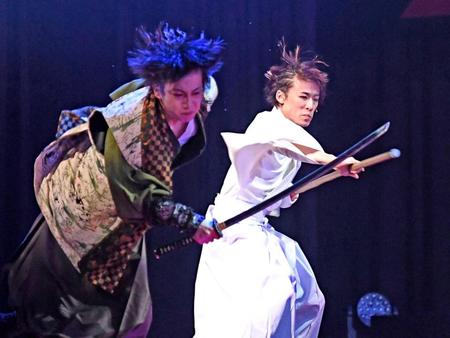 　横原悠毅（左）と激しい殺陣シーンを見せる越岡裕貴＝東京・ＥＸ　ＴＨＥＡＴＥＲ　ＲＯＰＰＯＮＧＩ（撮影・園田高夫）