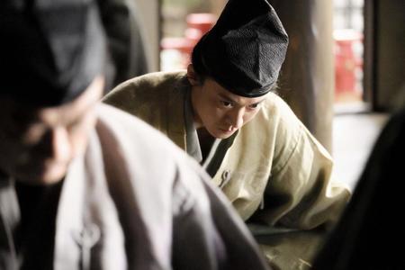 父の時政が平家方の伊豆目代後見・堤信遠（吉見一豊）に受けた仕打ちに怒りを押し殺す義時＝ＮＨＫ大河ドラマ「鎌倉殿の１３人」第３回から　