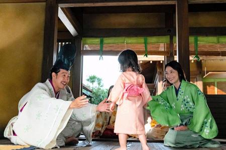 ２歳になった娘の大姫をあやす源頼朝（大泉洋）、政子（小池栄子）＝ＮＨＫ大河ドラマ「鎌倉殿の１３人」第３回から