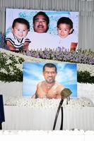 「千葉真一さんお別れの会」の祭壇の液晶ビジョンに映された幼少期の新田真剣佑と眞栄田郷敦に囲まれる千葉真一さん（中央）＝東京・大門、増上寺