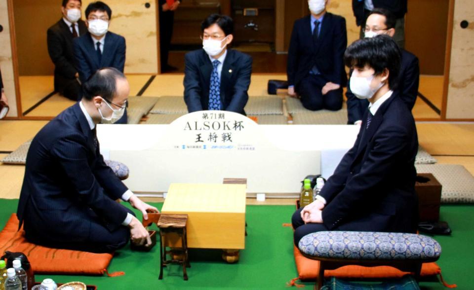 　前日検分を行う渡辺明王将（左）と藤井聡太竜王（右）＝大阪府高槻市（日本将棋連盟提供）