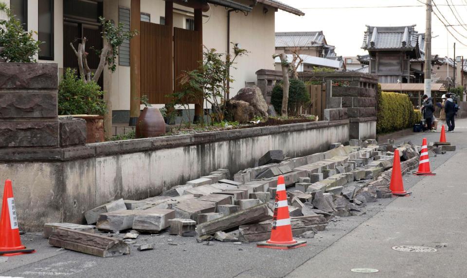 地震で倒壊した、住宅のブロック塀＝22日午前７時46分、大分市