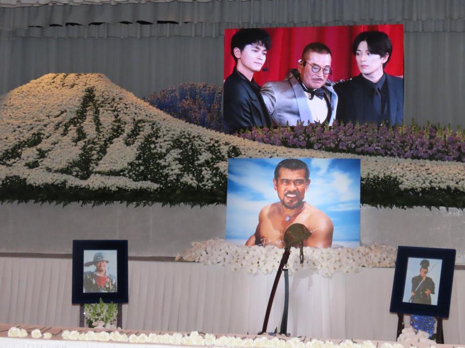 千葉真一さんの遺影が飾られた祭壇＝東京・増上寺