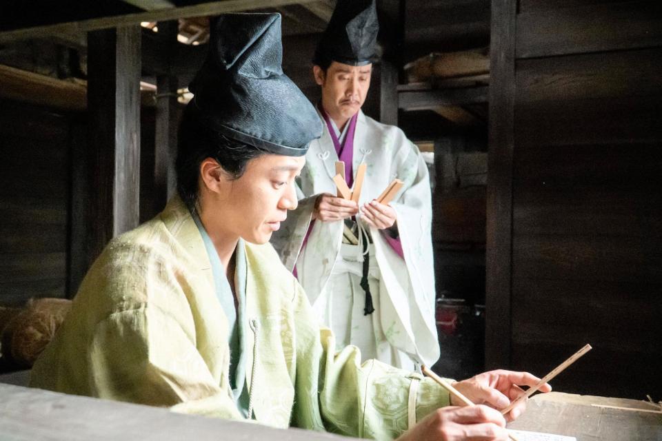 　北条館の土蔵で木簡の整理をする北条義時（小栗旬）と頼朝＝ＮＨＫ大河ドラマ「鎌倉殿の１３人」第３回から