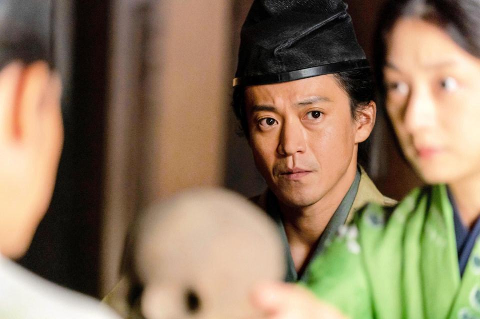 頼朝に挙兵の意思を問う政子（小池栄子）とそれを見る義時＝ＮＨＫ大河ドラマ「鎌倉殿の１３人」第３回から