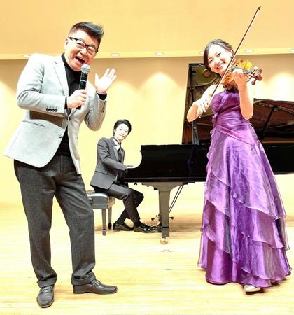 　第２回目のスクリーン名曲コンサートを開催した生島ヒロシ（左）と益子侑。中央はピアノの小瀧俊治