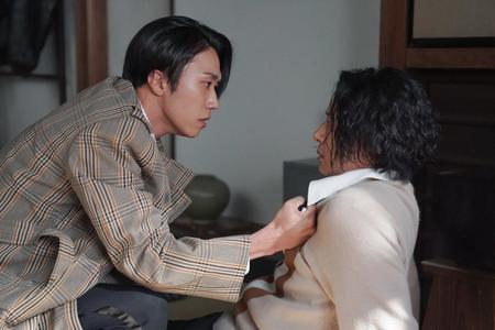 宿で錠一郎（オダギリジョー・右）を問い詰めるトミー（早乙女太一）