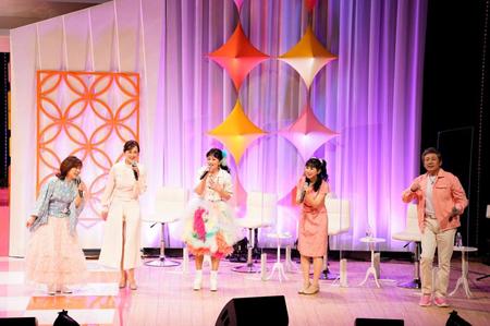 　ステージで歌唱する（左から）松本明子、森尾由美、浅香唯、西村知美、布川敏和＝東京・かつしかシンフォニーヒルズモーツァルトホール（撮影・ＧＥＫＫＯ）