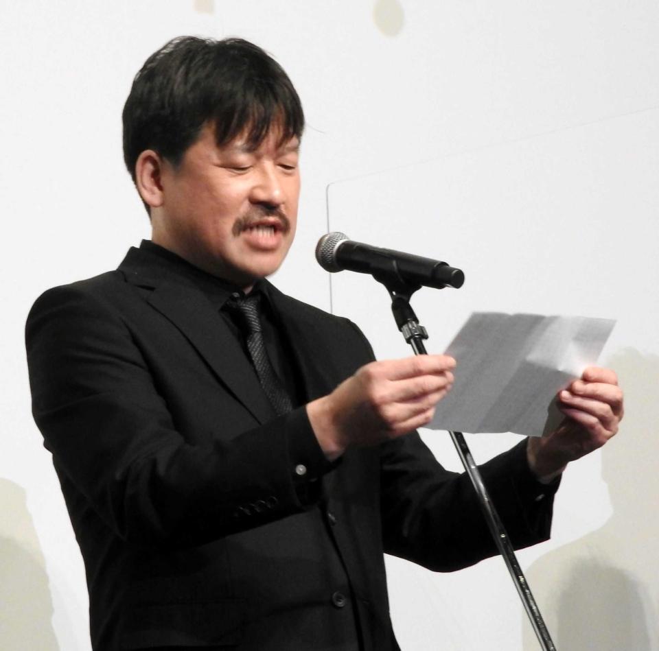 　キャストや監督への手紙を読み上げる佐藤二朗
