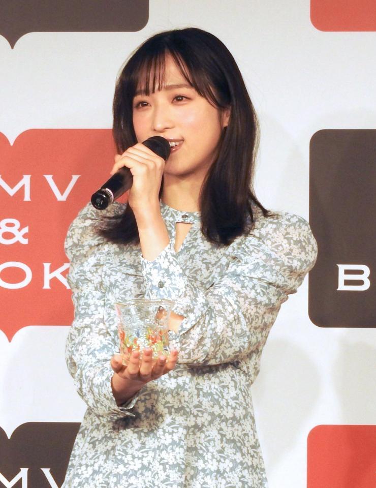 　自作のグラスを手に思いを語る小栗有以＝東京都内