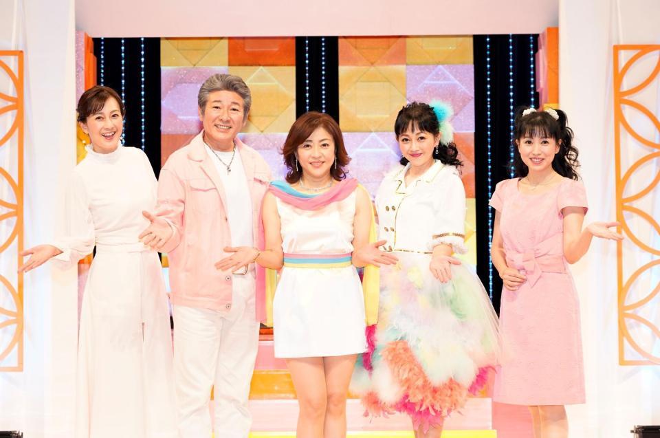 　コンサートを終え記念撮影する（左から）森尾由美、布川敏和、松本明子、浅香唯、西村知美＝東京・かつしかシンフォニーヒルズモーツァルトホール（撮影・ＧＥＫＫＯ）